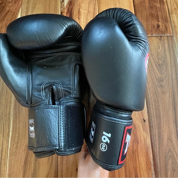Twins Special Black Boxing Gloves 16 oz. - Picture 4 of 4